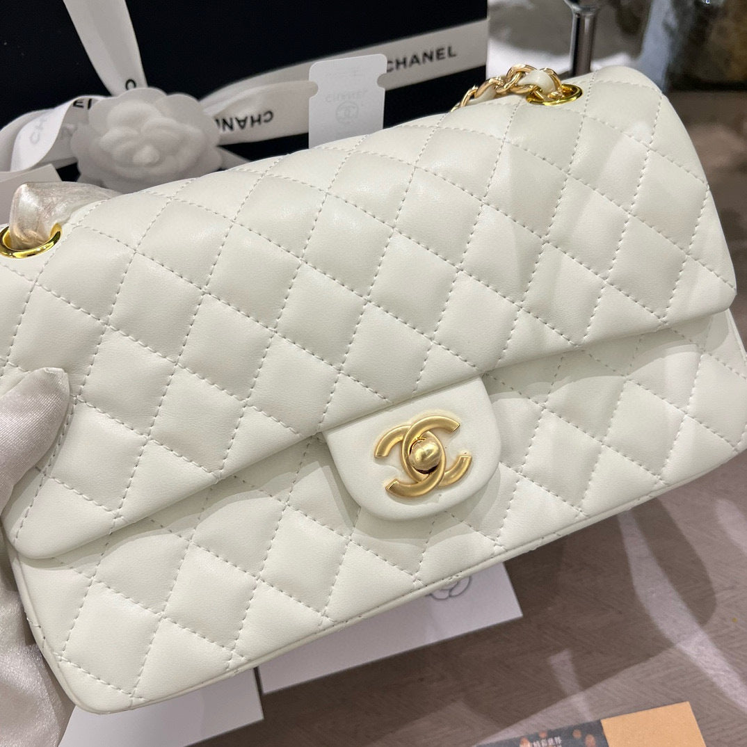 Chanel Beaute NEW Makeup White Quilted Gold Hardware 7.75 x 4.75x 2.33