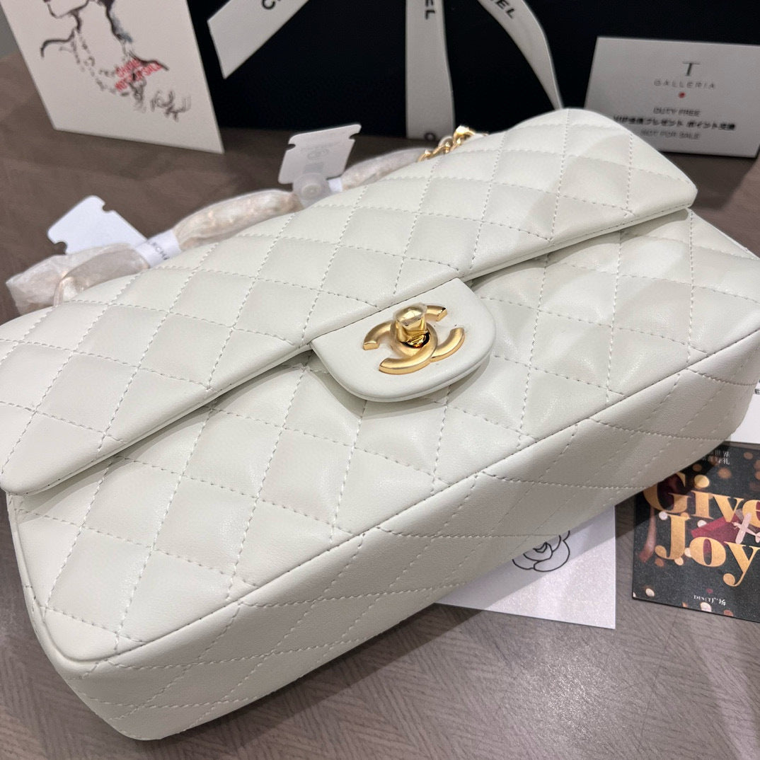 Chanel Beaute NEW Makeup White Quilted Gold Hardware 7.75 x 4.75x 2.33
