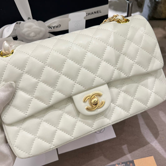 Chanel Beaute NEW Makeup White Quilted Gold Hardware 7.75 x 4.75x 2.33