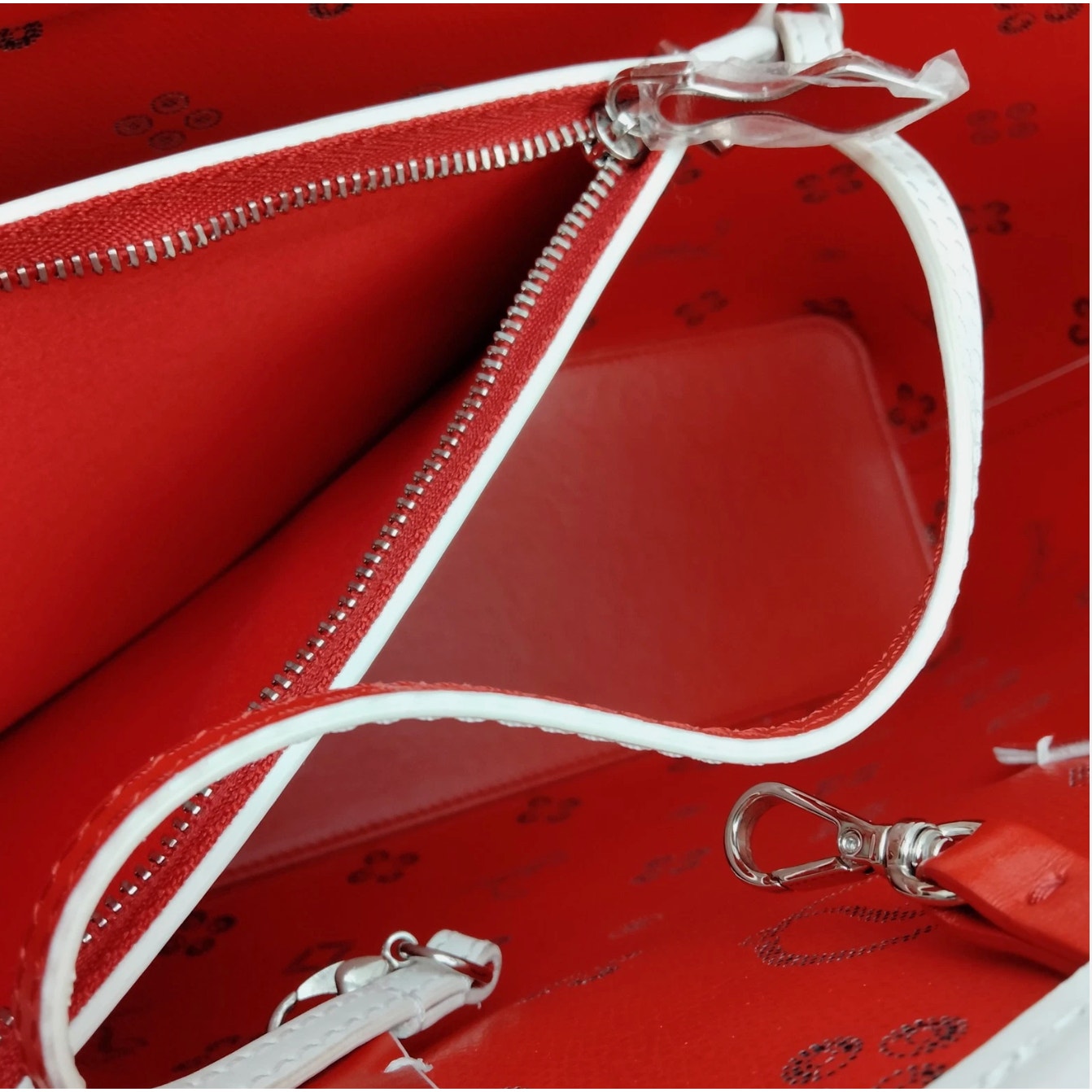 Christian Louboutin Calfskin Loubinthesky East West Cabata Tote White