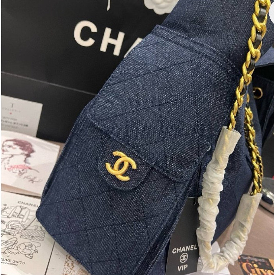 DASIL  Chanel Beaute NEW Makeup Denim Quilted Gold Hardware Dimensions: 34 x 25 cm