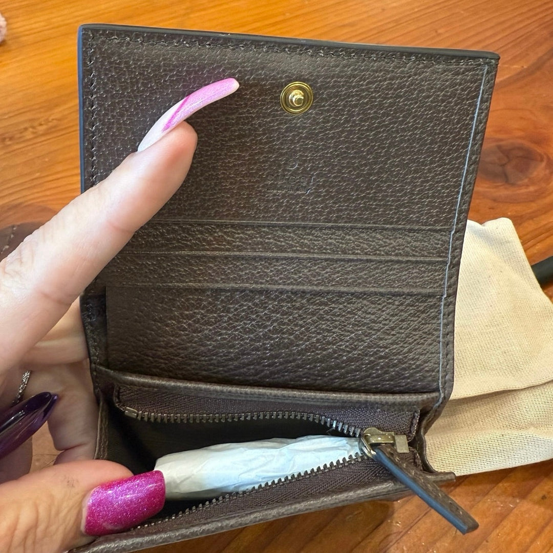 GUCCI Monogram Jumbo GG Textured Dollar Calfskin Diana Wallet Camel Ebony NWT