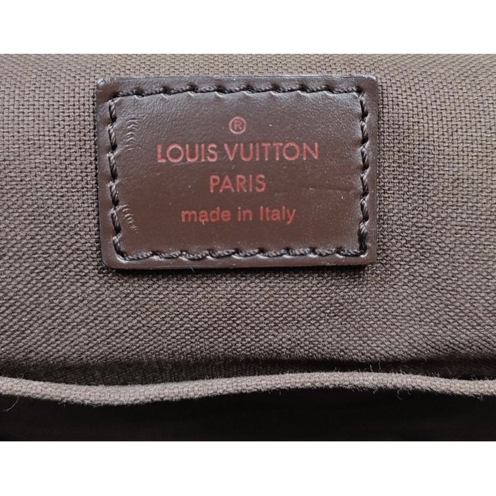 LOUIS VUITTON
Damier Ebene Melville Messenger Bag