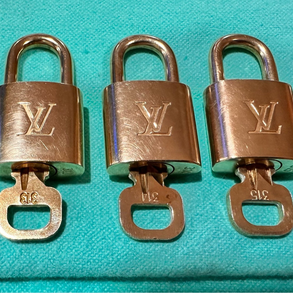 🔐 300’s Louis Vuitton Lock and Key - Choose One Many available 🎰PRICE IS FIRM