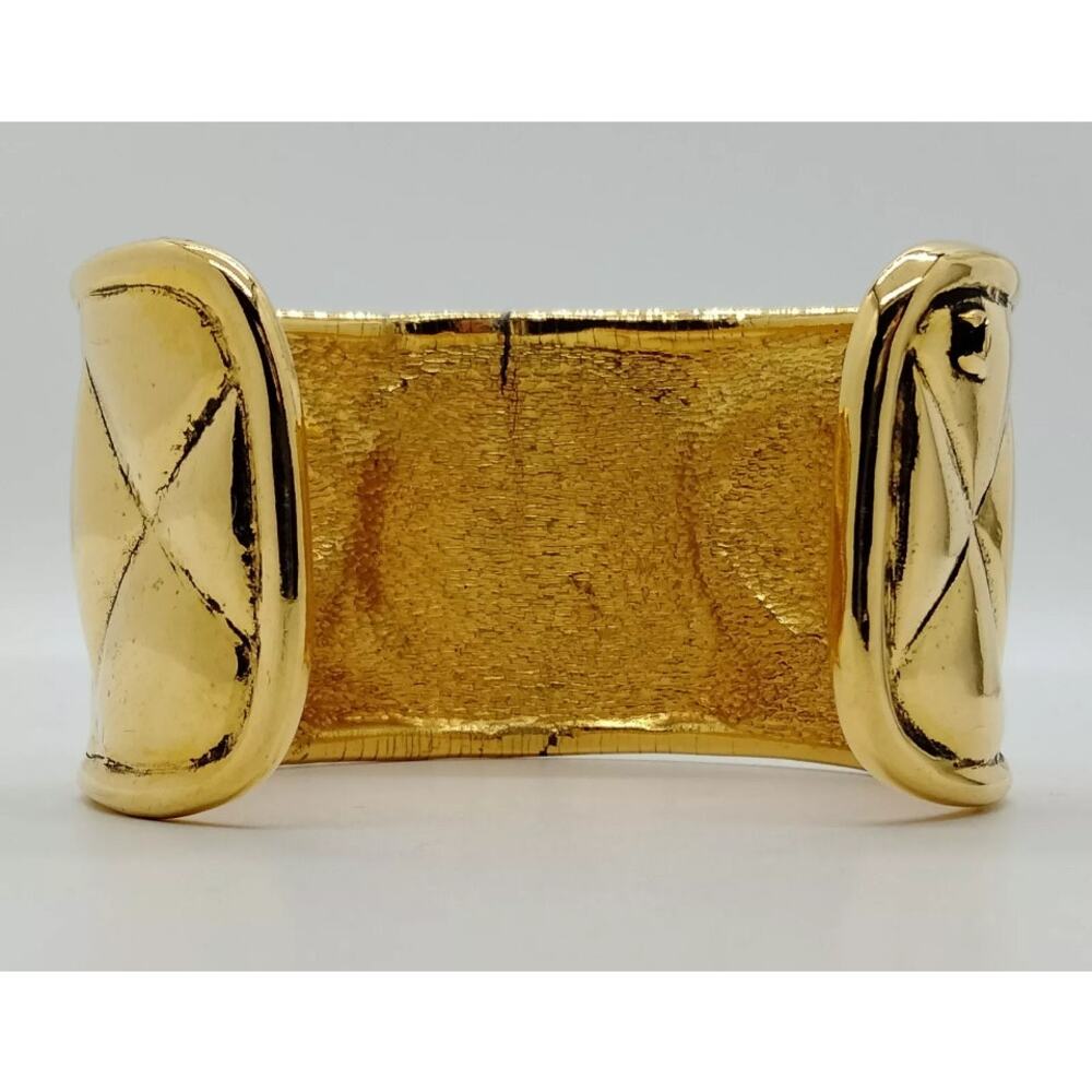 Chanel 'quilted' gilt metal cuff, circa  -1990