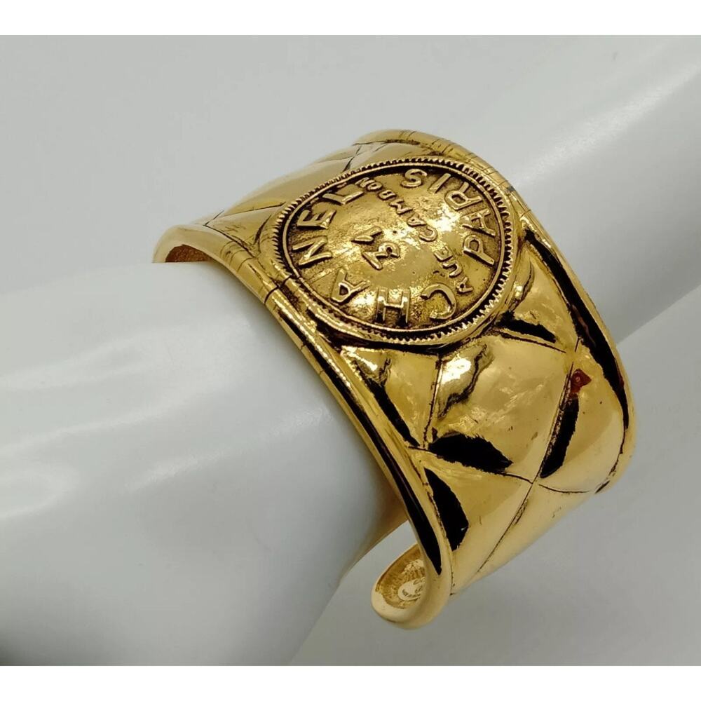 Chanel 'quilted' gilt metal cuff, circa  -1990