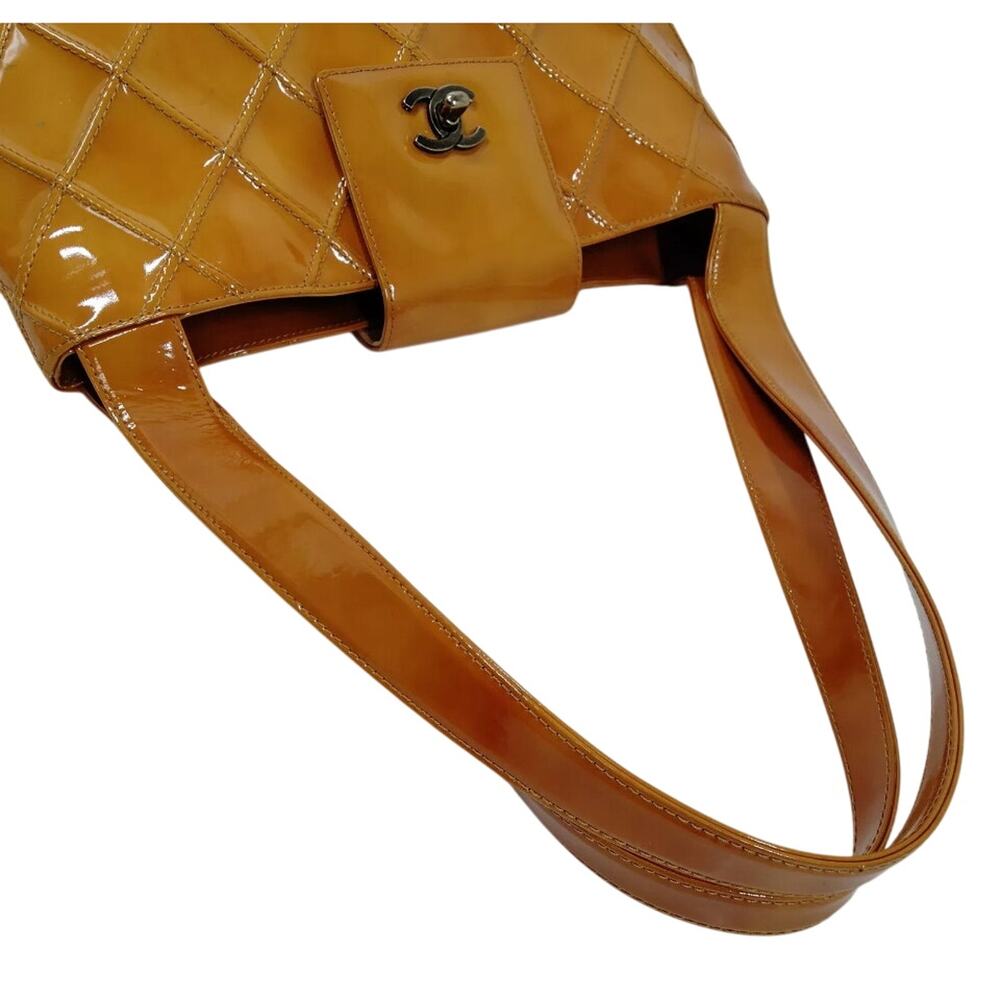CHANEL Quilted Matelasse Shoulder Bag Patent leather Yellow CC - PRISTINE